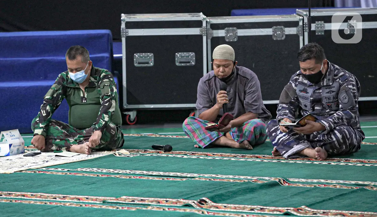 Suasana pengajian yang digelar prajurit TNI dari Kapal KRI Semarang di Kepulauan Seribu, Jakarta, Senin malam (11/1/2021). Pengajian ini digelar untuk mendoakan para korban jatuhnya pesawat Sriwijaya Air SJ 182 dengan rute Jakarta-Pontianak di perairan Kepulauan Seribu. (Liputan6.com/Faizal Fanani)