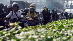 Hal ini dikarenakan kembalinya aktivitas perkantoran dan perdagangan setelah libur perayaan Idul Fitri 1446 Hijriah. (Liputan6.com/Herman Zakharia)