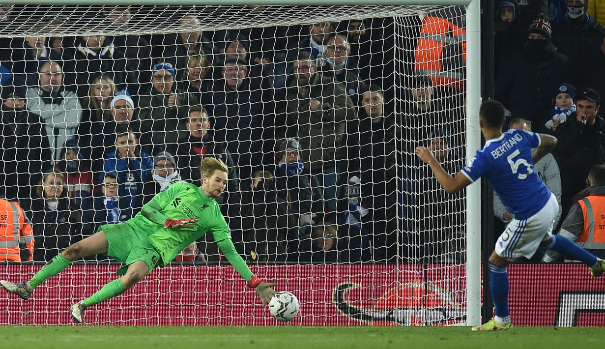 Liverpool gagal mempertahankan keunggulan agregat usai tendangan Takumi Minamino melesat jauh di atas gawang. Namun, Caoimhin Kelleher lagi-lagi berhasil menaklukkan tendangan 12 pas dari Leicester. Kali ini, tendangan Ryan Bertrand yang mampu ia bendung. (AFP/Oli Scarff)