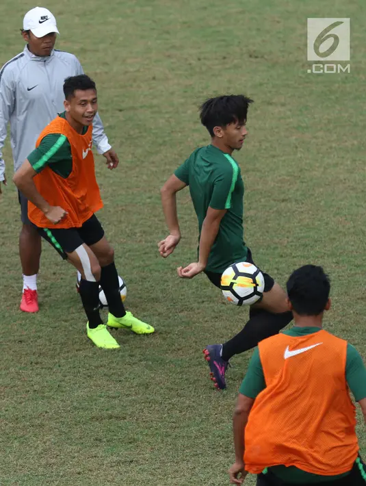 Pemain Timnas Indonesia U-19, saat latihan di Lapangan A Kompleks GBK Jakarta, Selasa (23/10). Latihan ini persiapan lawan UEA di penyisihan Grup A Piala AFC U-19 2018. (Liputan6.com/Helmi Fithriansyah)
