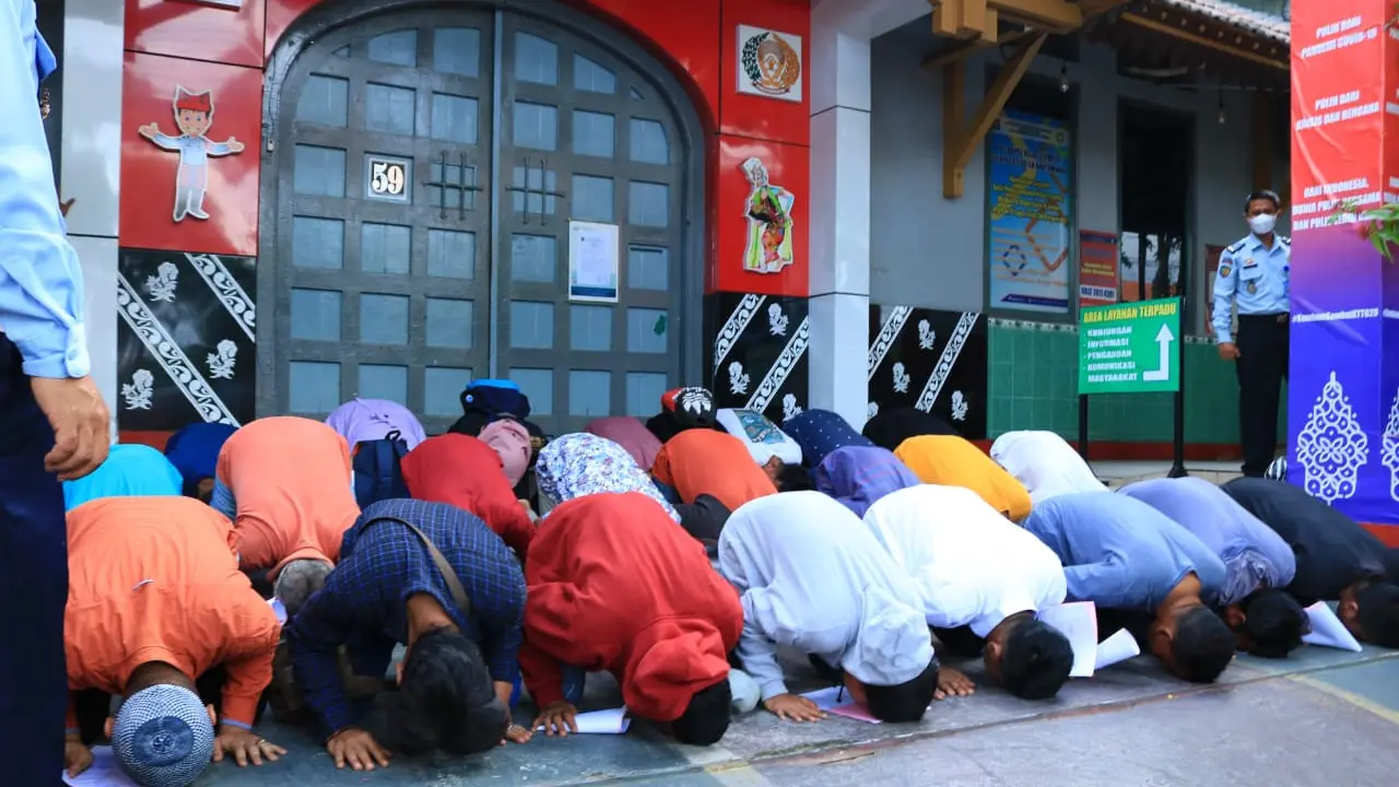 Puluhan narapidan LP Banyuwangi lakukan sujud sukur mendapatkan asimilasi rumah.(Istimewa)