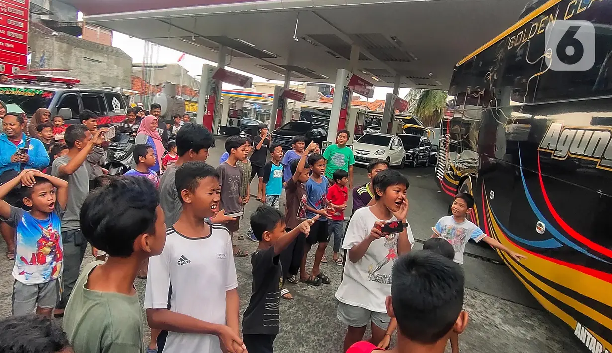 Mereka tak segan mengikuti bus, bahkan menanti bus-bus dengan klakson bernada irama musik yang unik, di lokasi yang strategis, seperti terminal, pinggir jalan, bahkan gerbang tol. (Liputan6.com/Angga Yuniar)