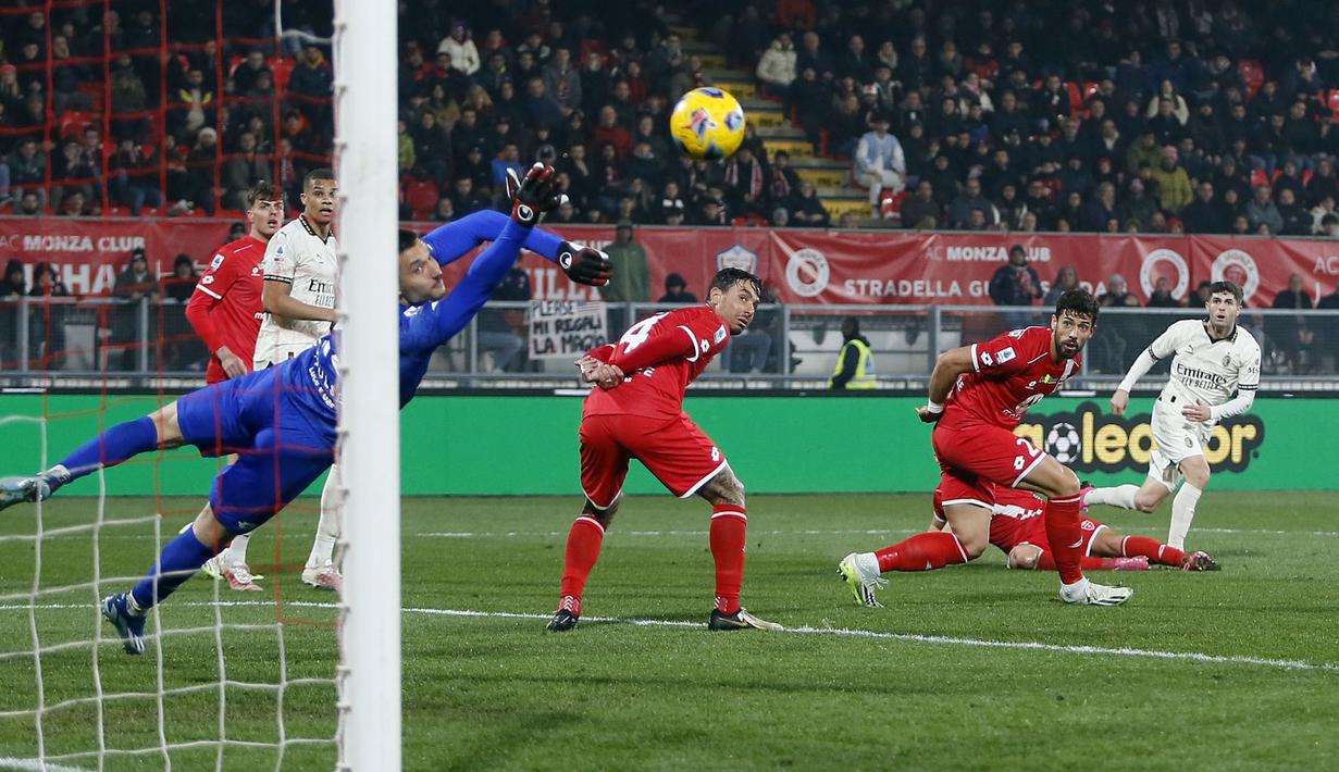 Pemain AC Milan, Christian Pulisic (kanan) mencetak gol penyeimbang 2-2 pada laga lanjutan Liga Italia 2023/2024 melawan Monza di Brianteo stadium, Monza, Italia, Senin (19/02/2024) WIB. (AP Photo/LaPresse/Alberto Marriani)