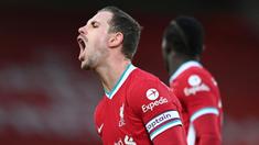 Peran Jordan Henderson amat terasa saat perginya Steven Gerrard dari Liverpool pada 2015. Ia menjadi penerus ban kapten The Reds hingga kini. Saat rumor kepergiannya berhembus akibat buntunya pembicaraan kontrak, 5 pemain berikut layak jadi kandidat penggantinya. (Foto: AFP/Pool/Laurence Griffiths)