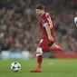 Aksi pemain Liverpool, Alberto Moreno (kiri) menghalau bola dari kejaran pemain Porto, Vincent Aboubakar pada leg kedua Liga Champions di Anfield Stadium, Liverpool, (6/3/2018). Liverpool bermain imbang 0-0. (AFP/Paul Ellis)