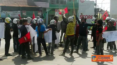 Citizen6, Sidrap: Mereka melakukan aksi demo dengan memulainya di Bundaran Jam Kota Pangkajene dan mengarah ke Gedung DPRD Jalan Jendaral Sudiriman. (Pengrim: Sidrap)