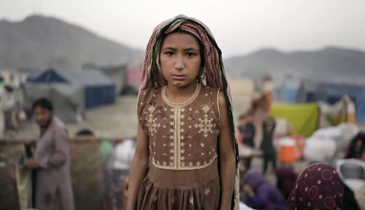 Sekitar 6 juta warga Afghanistan menjadi pengungsi di luar negeri. Sebanyak 3,5 juta orang lainnya menjadi pengungsi di negara berpenduduk 40 juta jiwa ini, karena perang, gempa bumi, kekeringan atau sumber daya yang semakin menipis. (AP Photo/Ebrahim Noroozi)