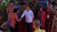 Wakil Presiden Jusuf Kalla (JK) meninjau Mesjid Raya Bukaka Watampone, Makassar, Sabtu (6/6/2015). JK ditemani istrinya Mufidah Jusuf Kalla saat mengunjungi Masjid Raya Bukaka. (Liputan6.com/Faizal Fanani) 