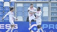 Raphael Leao (kanan) mencetak gol cepat saat AC Milan melawan Sassuolo (Alberto Pazzoli/AFP)