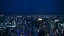 Pemandangan malam Kuala Lumpur secara umum, seperti yang terlihat dari Menara KL (13/10/2020). Malaysia mengumumkan pembatasan baru di sekitar ibu kota dan negara bagian Sabah yang paling parah terkena dampaknya. (AFP/Mohd Rasfan)