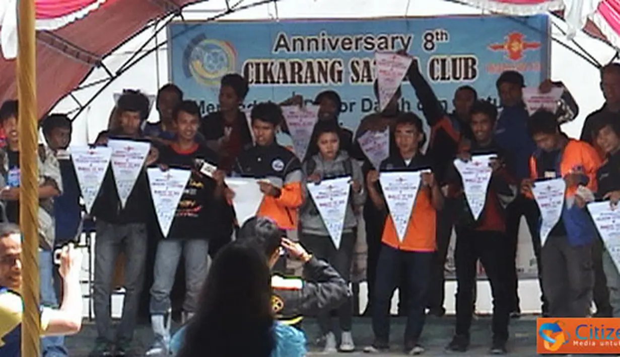 Citizen6, Bekasi: Peringatan hari jadi Cikarang Satria Club ke-8, diramaikan dengan Kegiatan Donor Darah dan Santunan Anak Yatim yang bertempat di Hadhamas Futsal, Minggu, (3/7). (Pengirim: Baebudin) 