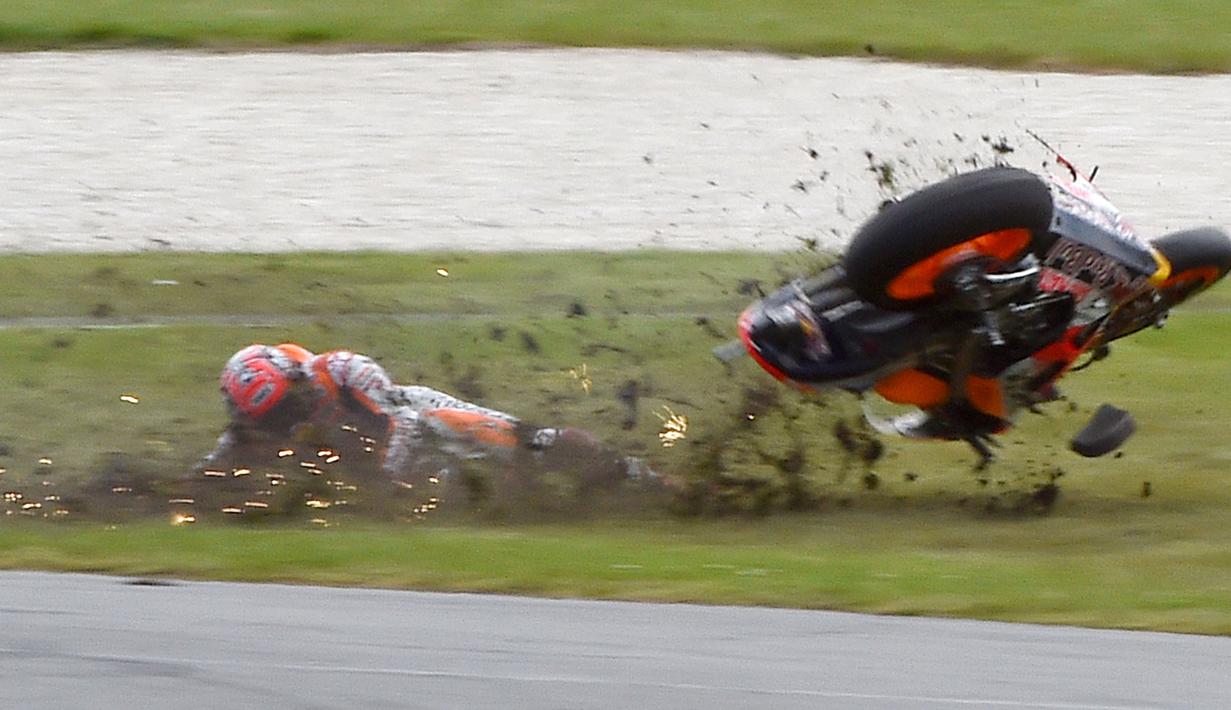 Pebalap Repsol Honda Team, Marc Marquez gagal masuk finish setelah terjatuh pada balapan MotoGP Australian Grand Prix di Phillip Island (23/10/2016). (AFP/Paul Crock)