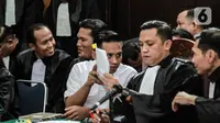 Terdakwa Richard Elieze berdiskusi dengan kuasa hukumnya disela sidang lanjutan pemeriksaan saksi kasus pembunuhan berencana Brigadir Yosua Hutabarat atau Brigadir J di Pengadilan Negeri Jakarta Selatan, Senin (7/11/2022). Richard Eliezer dan Ricky Rizal yang merupakan mantan ajudan Ferdy Sambo serta Kuat Ma'ruf, sopir keluarga Sambo duduk bersama di kursi terdakwa pada hari ini. (Liputan6.com/Johan Tallo)