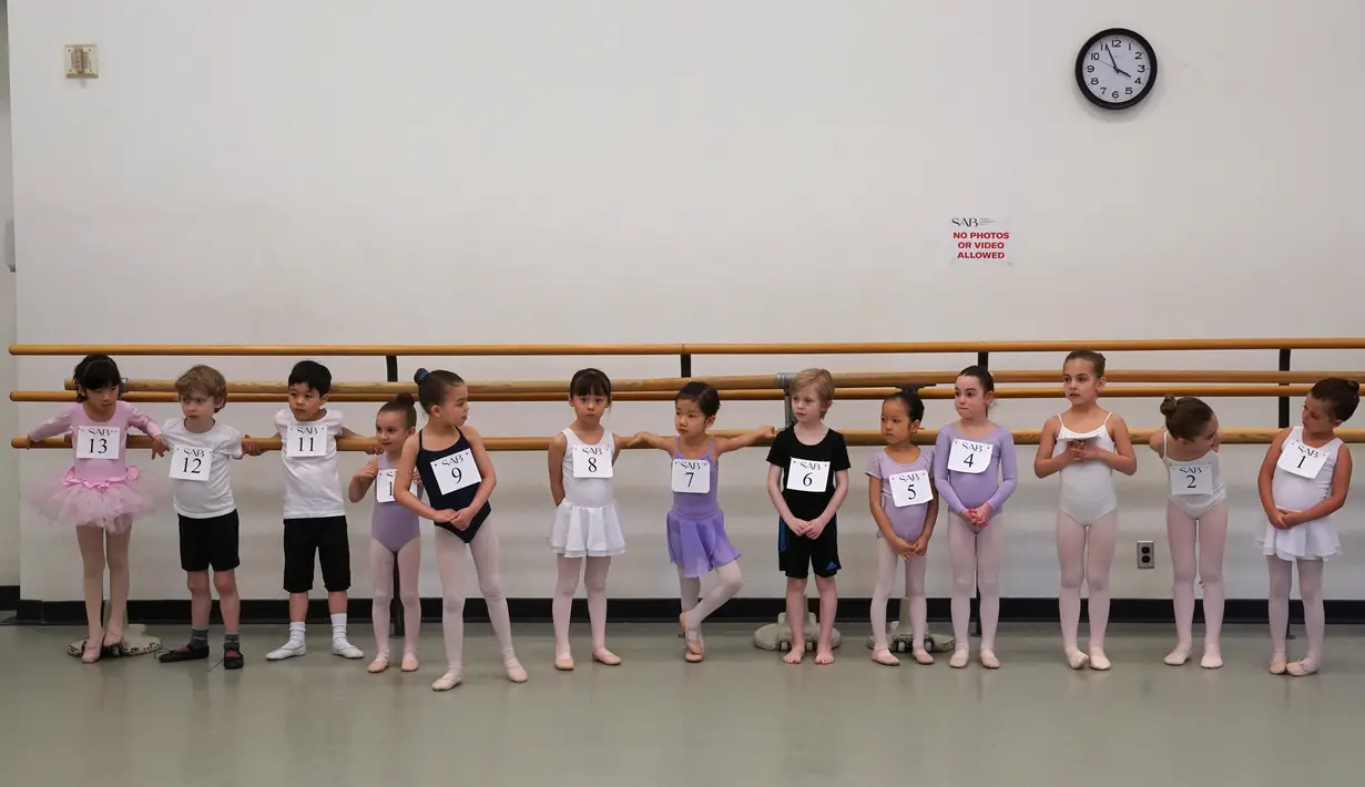 Anak-anak berbaris menunggu giliran audisi sekolah balet terkenal di dunia, School of American Ballet (SAB), di New York, Senin (1/4). Sekolah balet ini memilih sekitar 100 anak perempuan dan laki-laki berusia 6 tahun untuk mengikuti pelatihan pada musim gugur nanti. (TIMOTHY A. CLARY/AFP)