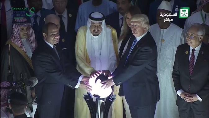 Heboh Foto Donald Trump Dan Raja Salman Pegang Bola Dunia Global Liputan6 Com