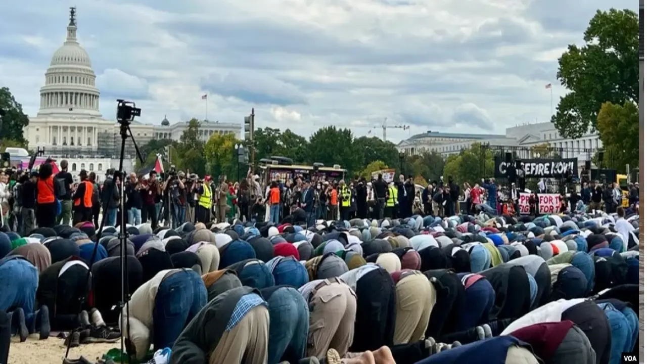 Sedikitnya dua ribu orang melakukan salat Jumat di lapangan National Mall di depan Gedung Capitol, Washington, DC hari Jumat (20/10). (VOA/Eva M.)
