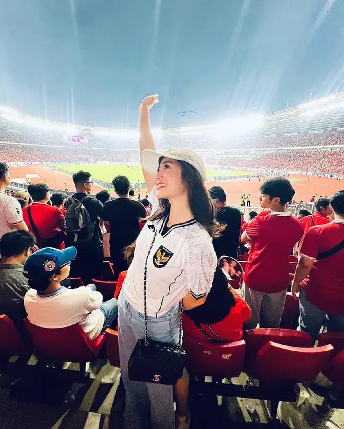 6 Potret Febby Rastanty Nonton Timnas Bareng Teman Artis, Suami Sedang Bertugas