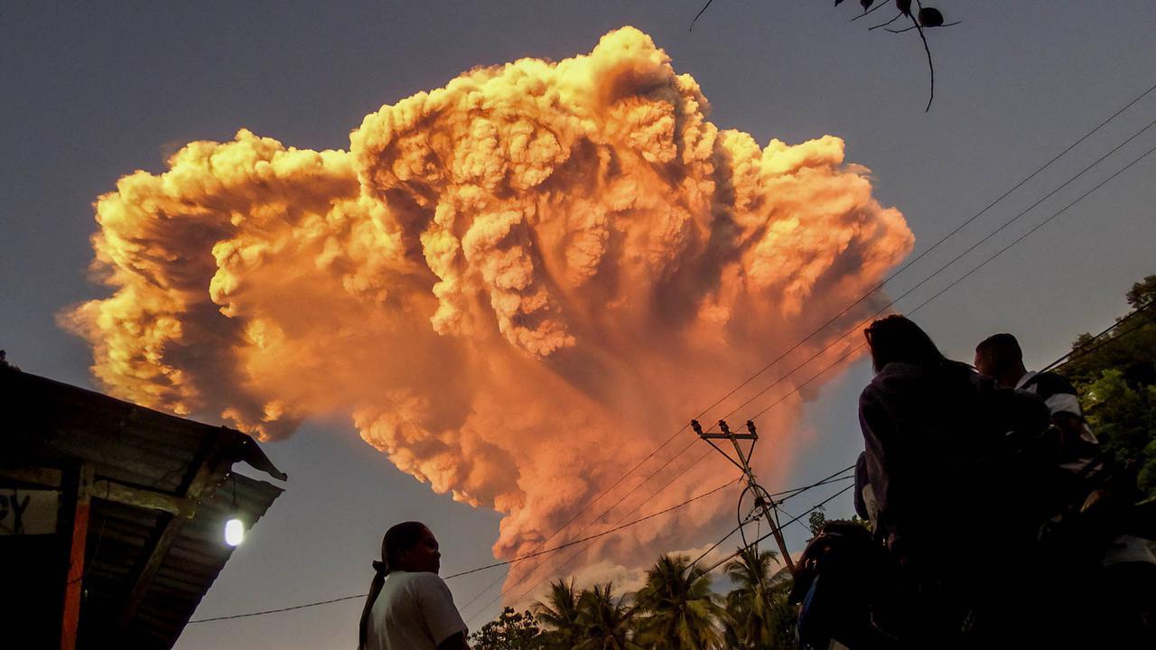FOTO: Erupsi Dahsyat Gunung Gunung Lewotobi Laki-Laki, Status Menjadi Awas