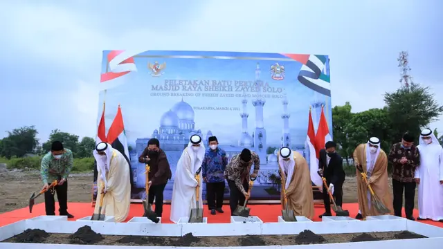 Peletakan batu pertama proyek pembangunan Masjid Agung Sheikh Zayed di Solo, Jawa Tengah, dilakukan pada Sabtu (6/3/2021).