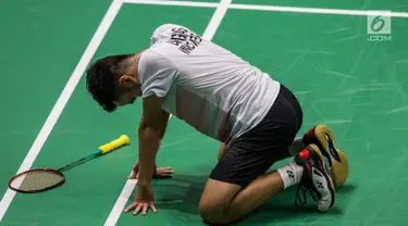 Pebulutangkis Indonesia, Anthony Ginting, saat melawan wakil China Taipei, Chou Tien-chen, pada laga Asian Games di Istora, Jakarta, Senin (27/8/2018). Anthony Ginting kalah 21-16, 21-23, dan 17-21. (Bola.com/Vitalis Yogi Trisna)