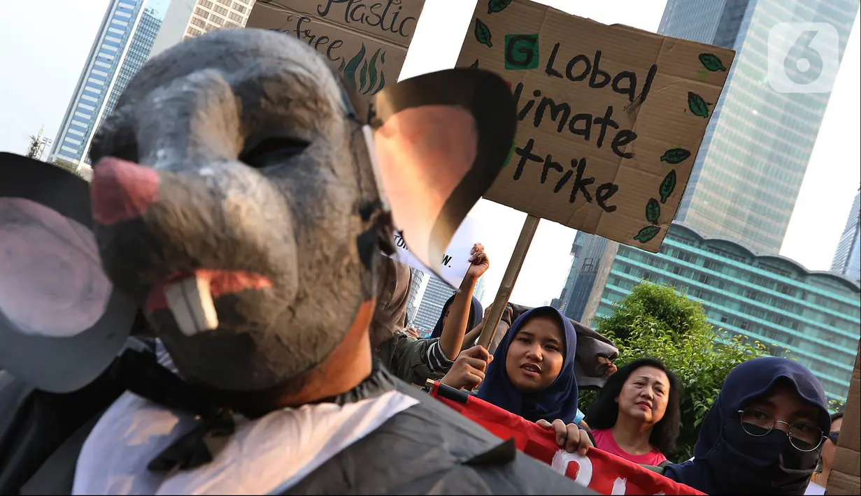 Aktivis lingkungan melakukan long march dari Dukuh Atas menuju Istana, Jakarta, Sabtu (26/10/2019). Mereka meminta Presiden Joko Widodo atau Jokowi lebih memperhatikan isu lingkungan seperti penyelamatan hutan dan pelindungan petani. (Liputan6.com/JohanTallo)