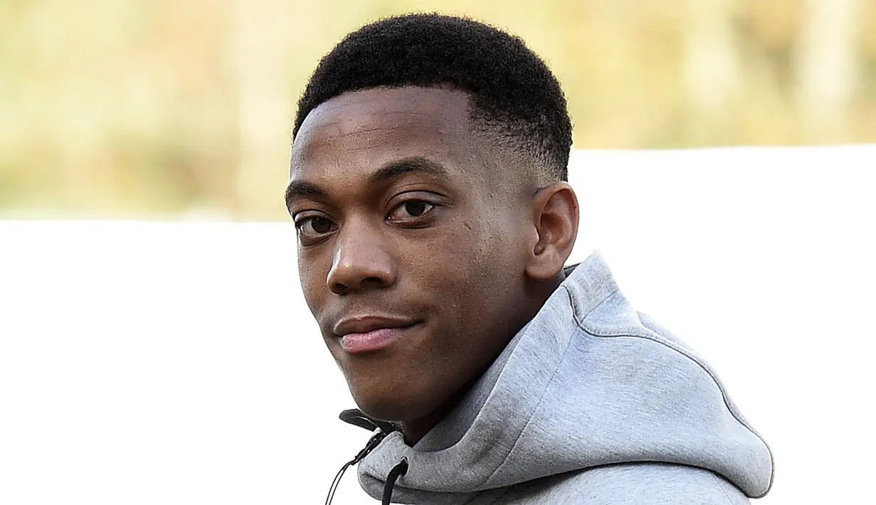 Penyerang MU, Anthony Martial tiba untuk mengikuti latihan bersama timnas Prancis di Yvelines, Prancis, Senin (9/11/2015). (AFP Photo/Frank Fife)