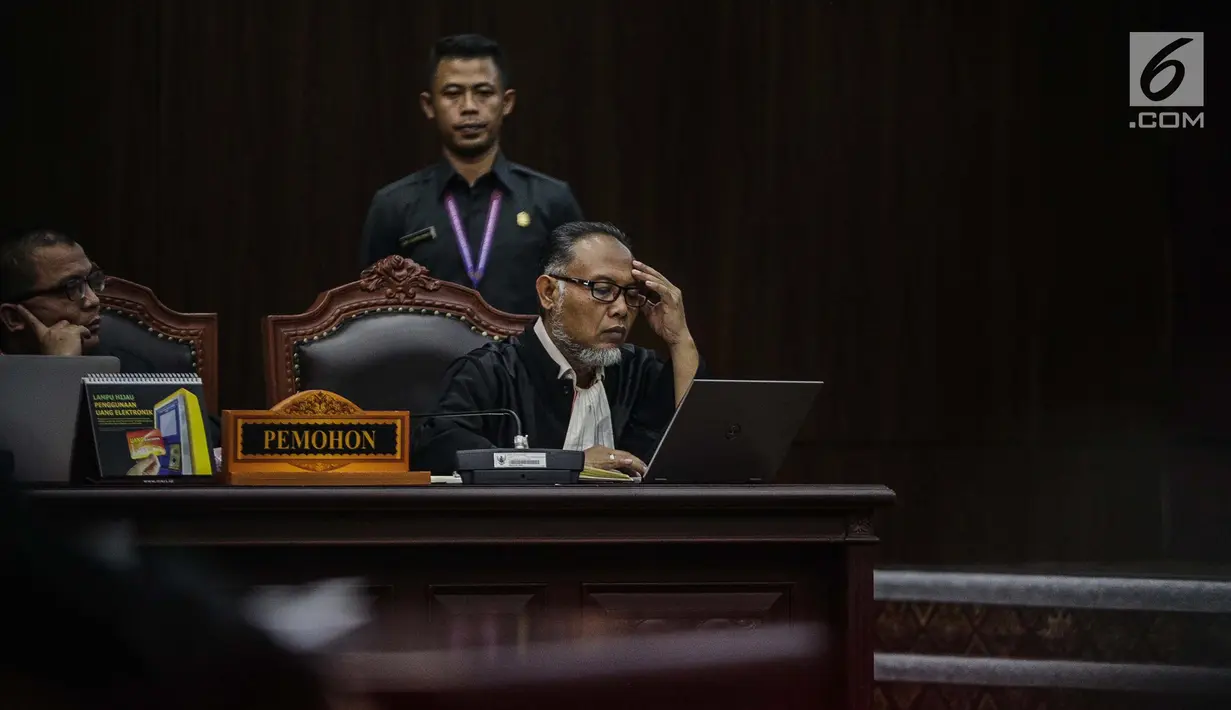 Kuasa hukum paslon nomor urut 02 selaku pemohon Bambang Widjojanto dan Denny Indrayana mengikuti sidang putusan sengketa hasil Pilpres 2019 di Gedung Mahkamah Konstitusi, Jakarta, Kamis (27/6/2019). Sidang itu beragendakan pembacaan putusan oleh majelis hakim MK. (Liputan6.com/Faizal Fanani)