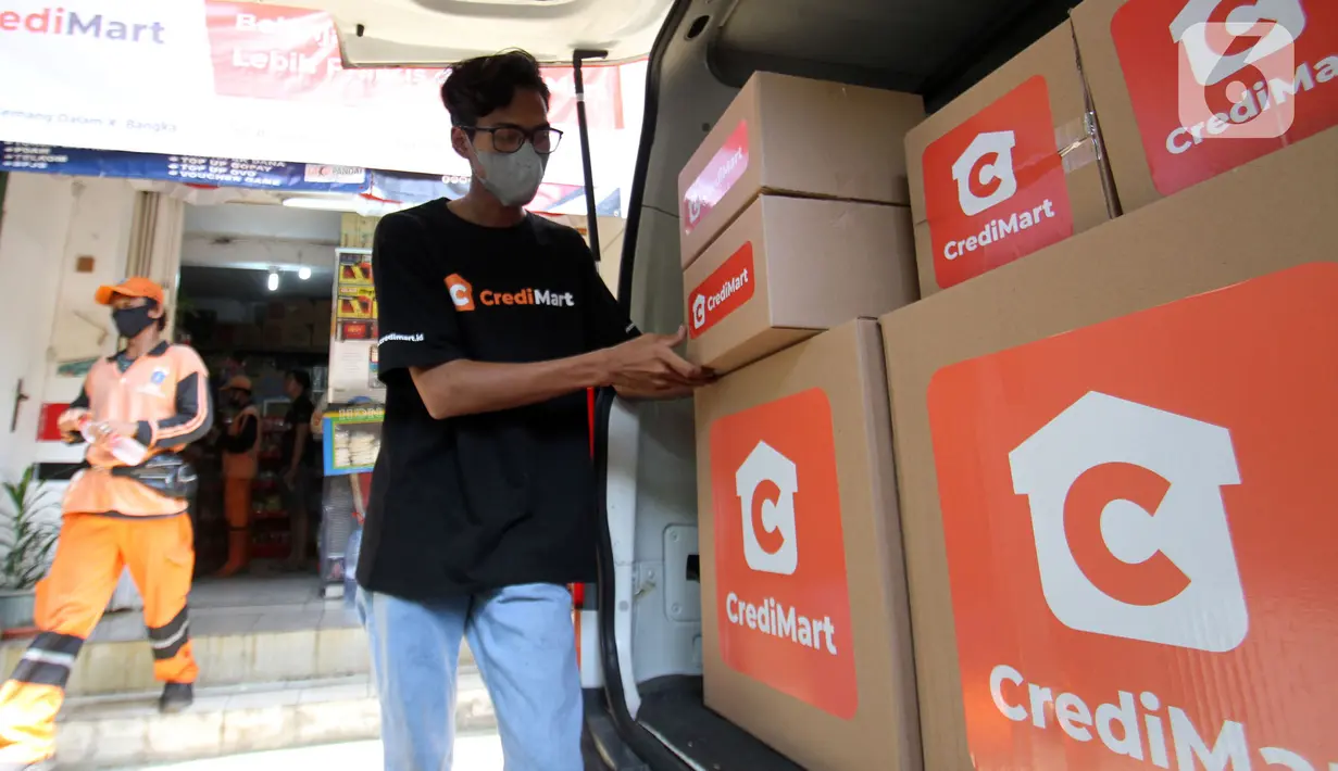 Karyawan CrediMart mengantarkan pesanan kulakan Toko Esti di Kemang, Jakarta Rabu (01/09/2021). Kolaborasi CrediMart oleh CrediBook dengan grosir konvensional juga berperan dalam meningkatkan pendapatan UMKM di segmen grosir hingga 50% perharinya. (Liputan6.com/HO/Ading)  