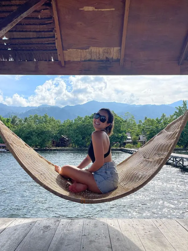 8 Inspirasi Outfit Gisella Anastasia Saat Menikmati Liburan, Mulai dari Backless Top hingga Dress Tropikal