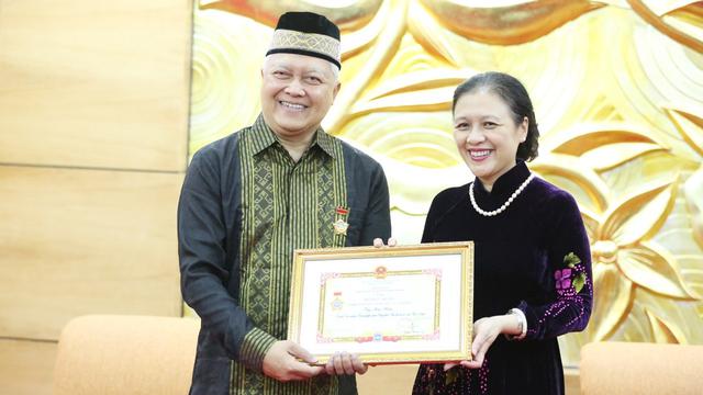 Duta Besar Indonesia untuk Vietnam, Ibnu Hadi menerima penghargaan Medal for Peace and Friendship among Nations. (Dok: KBRI Hanoi)