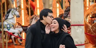 Pasangan penyanyi senior Dewi Gita dan Arman Maulana baru saja merayakan ulang tahun pernikahannya yang memasuki usia 24 tahun. Tepatnya 11 Januari, merupakan hari bersejarah keduanya. (Instagram/dewigita01)
