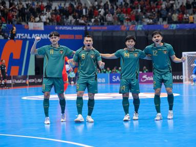 Para pemain Timnas Futsal Indonesia merayakan gol ketiga timnya ke gawang Vietnam dalam laga perempat final Piala Asia Futsal 2026 di Indonesia Arena, Senayan, Jakarta, Selasa (03/02/2026). (Bola.com/Bagaskara Lazuardi)