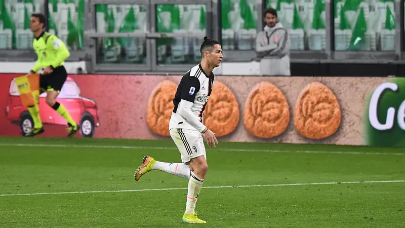 Pemain Juventus, Cristiano Ronaldo, berlari di lapangan saat stadion kosong tanpa penonton menyusul merebaknya wabah virus Corona di Italia dan mempengaruhi jalannya pertandingan melawan Inter Milan di Juventus Stadium, Turin, Senin (9/3/2020) WIB.