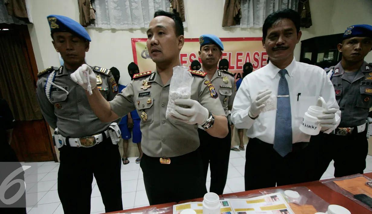 Kapolresta Yogyakarta Kombes Pol Tommy Wibisono (tengah) menunjukan barang bukti butiran obat saat gelar perkara penyalahgunaan psikotropika  di Polresta Yogyakarta, Senin (26/9). (Liputan6.com/Boy Harjanto)