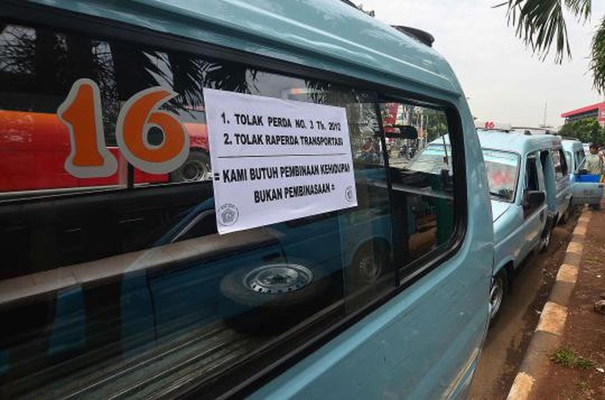Di tengah aksi mogok, sopir angkot tertidur pulas