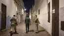 Pasukan keamanan Maroko berpatroli di ibu kota Rabat ketika negara itu memperpanjang jam malam pada Rabu (3/8/2021). Maroko juga melakukan pembatasan perjalanan ke tiga kota besar dalam upaya memperlambat lonjakan kasus virus corona COVID-19. (FADEL SENNA / AFP)
