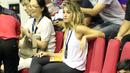 Agnes Monica serius menyaksikan laga IBL antara Stadium Jakarta vs CLS Knight di Hall A Senayan, Jakarta, Rabu (13/1/2016). (Bola.com/NIcklas Hanoatubun)