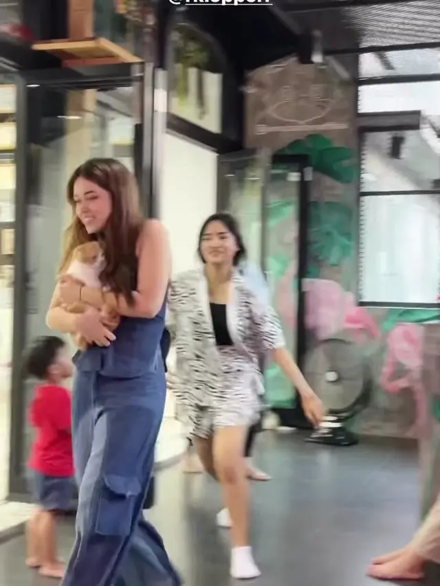 Fuji dan Rebecca Klopper tampil kompak saat di Bali (Foto: Instagram fuji_an)