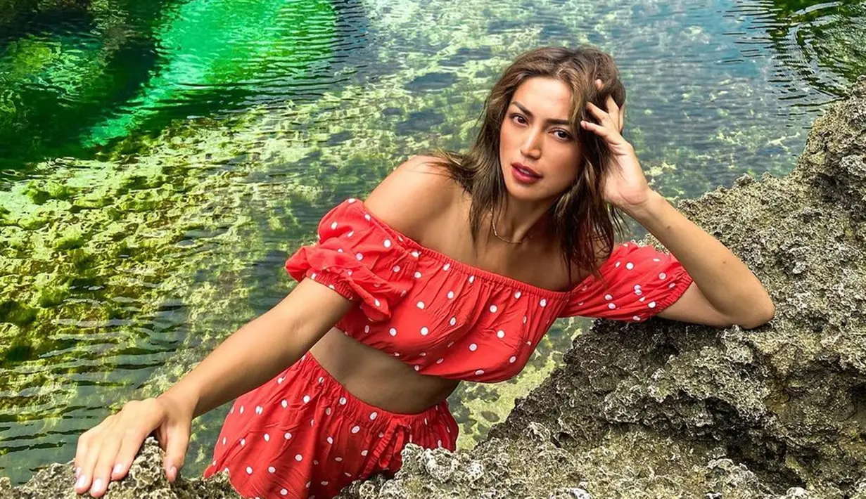 Selain cantik, Jessica Iskandar pandai memadupadankan busana. Ketika menikmati waktu santai di pantai, ia pun terlihat stylish. Kali ini ia tampil keren mengenakan baju model sabrina yang senada dengan bawahannya.(Liputan6.com/IG/@inijedar)