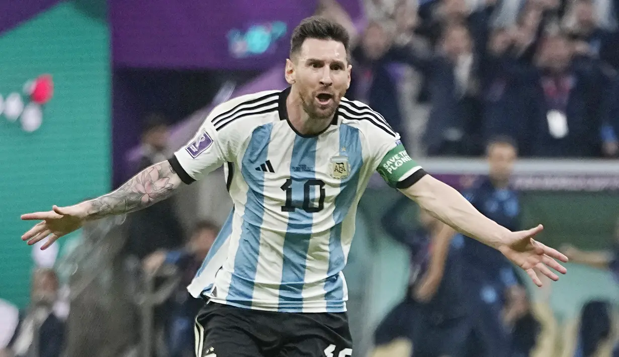 Penyerang Argentina, Lionel Messi berselebrasi setelah mencetak gol ke gawang Meksiko selama pertandingan grup C Piala Dunia 2022 Qatar di Stadion Lusail di Lusail, Qatar, Minggu 27 November 2022. Argentina menang atas Meksiko dengan skor 2-0. (AP Photo/Ariel Schalit)
