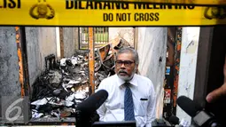 Arist Merdeka Sirait menjawab pertanyaan wartawan saat meninjau ruangan Komnas PA yang terbakar beberapa waktu lalu, Kamis (2/7/2015). Arist meminta kepada aparat kepolisian segera mengungkap penyebab kebakaran. (Liputan6.com/Yoppy Renato) 