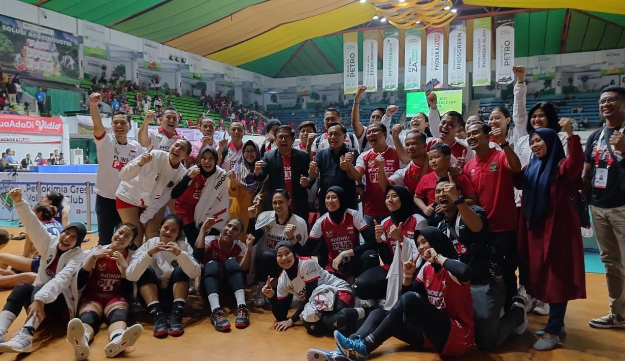 <p>Ketua Umum PBVSI, Imam Sudjarwo (tengah) bersama skuad Timnas bola voli putri Indonesia merayakan keberhasilan lolos ke final Kejuaraan Bola Voli Putri AVC Challenge Cup 2023 setelah mengalahkan Chinese Taipei 3-0 (22-25, 26-24, 22-25, 25-20 dan 15-12) pada laga semifinal di GOR Tri Dharma, Gresik, Jawa Timur, Sabtu (24/6/2023). Indonesia akan menantang Vietnam di babak final. (Dok. PBVSI)</p>