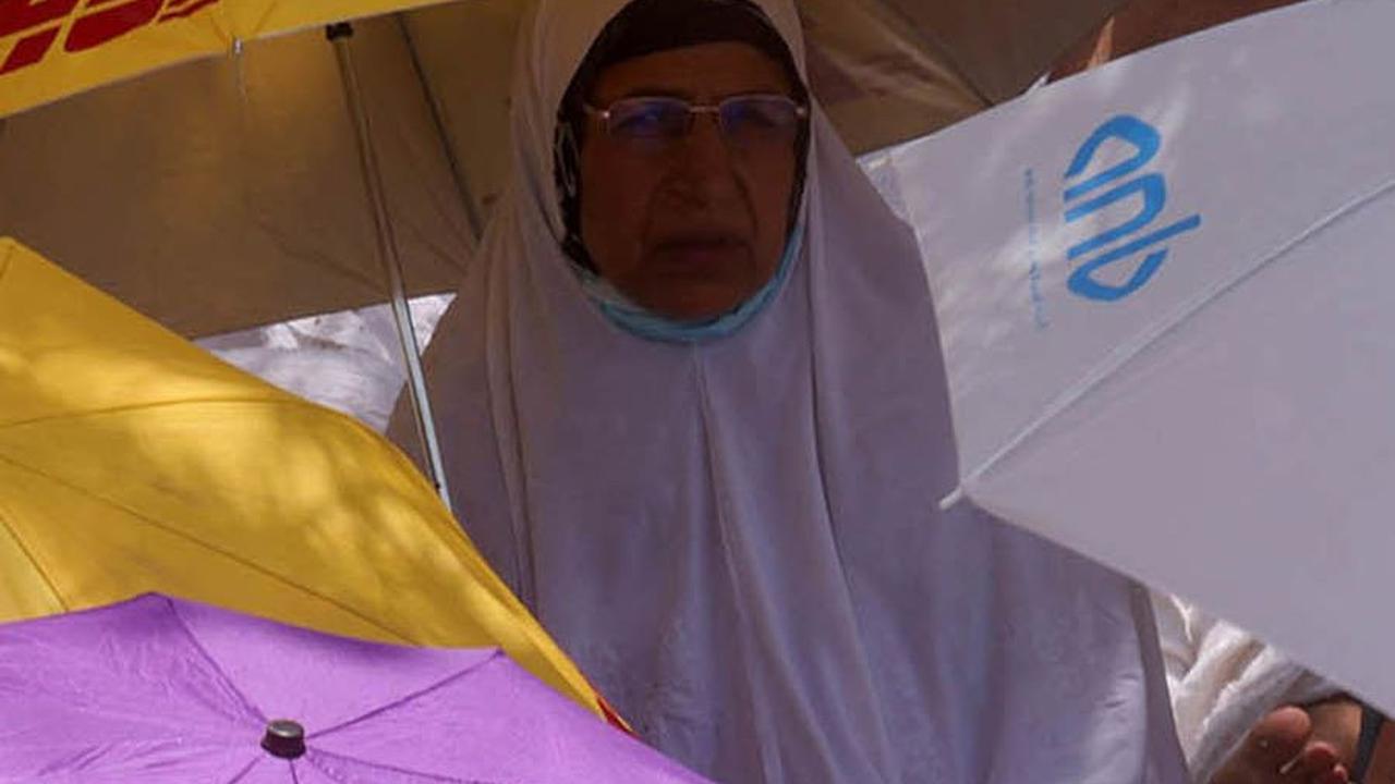 Para jemaah haji tampak menggunakan payung untuk melindungi diri dari sengatan matahari.