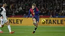 Pemain Barcelona, Fermin Lopez mencetak gol ke gawang Valencia pada laga lanjutan Liga Spanyol 2024/2025 di Estadi Olimpic Lluis Companys, Barcelona, Spanyol, Senin (27/01/2025) dini hari WIB. (AP Photo/Joan Monfort)