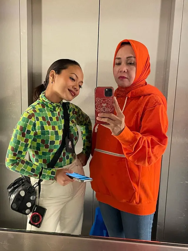 Mirror selfie Amel Carla dengan sang ibunda (Instagram/ oktarina28)