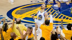 Ekspresi pemain Golden State Warriors, Stephen Curry, saat merayakan kemenangan atas Oklahoma City Thunder dalam gim ke-7 final NBA Wilayah Barat di Oracle Arena, Oakland, AS, (30/5/2016). (Reuters/Kelley L Cox-USA TODAY Sports)