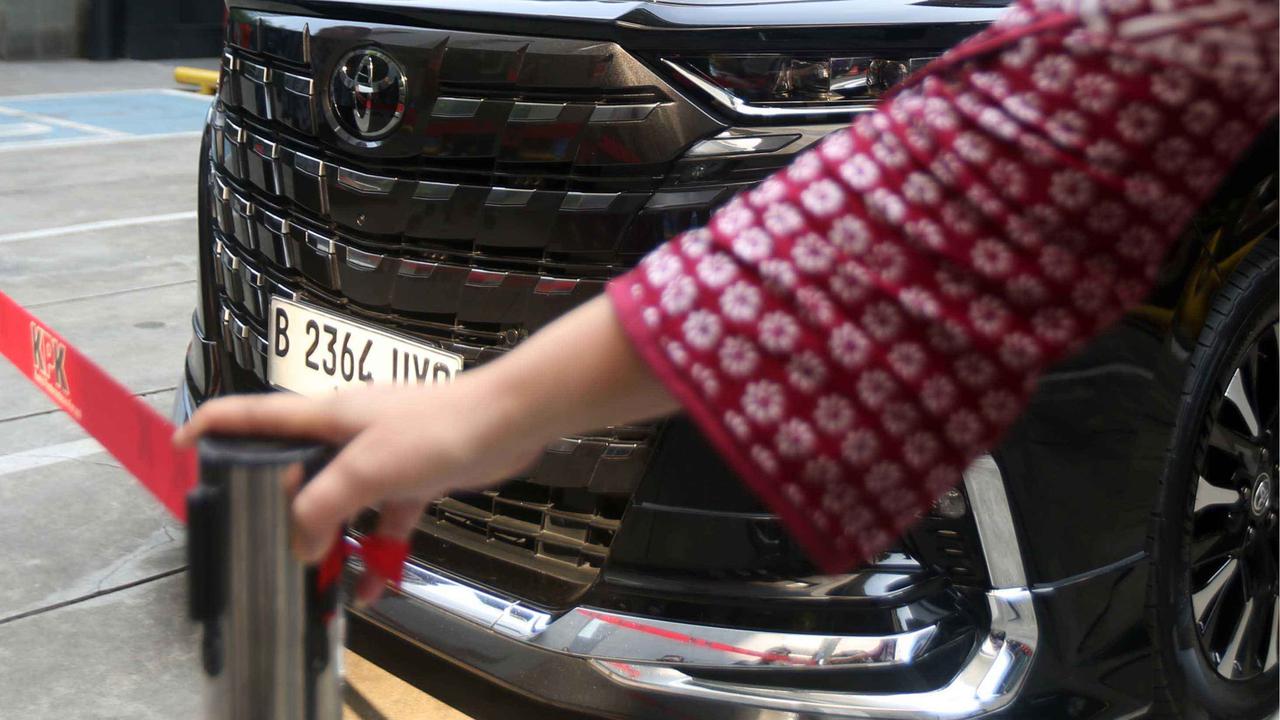FOTO: Penampakan Alphard Mewah yang Disita dari Eks Wamenaker Noel
