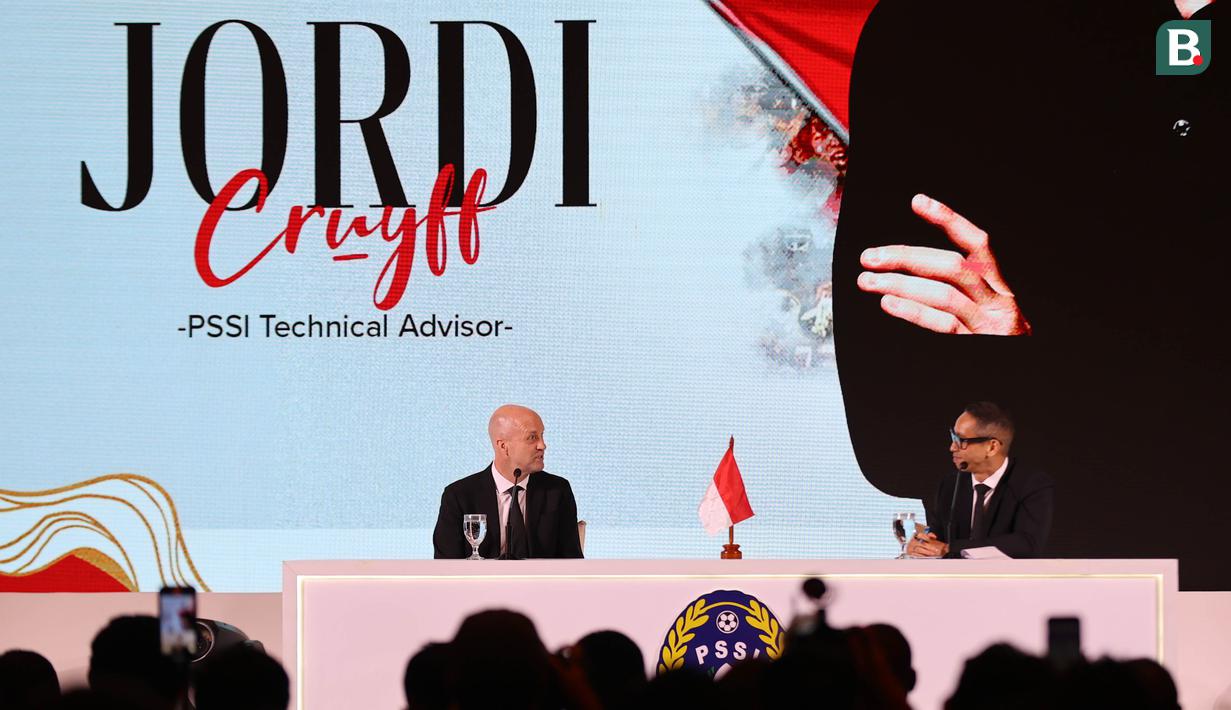 Jordi Cruyff saat ditanyakan oleh pembawa acara di atas panggung dalam acara perkenalan dirinya sebagai penasihat teknik PSSI di Hotel Mulia Senayan, Jakarta, Selasa (11/3/2025) sore. (Bola.com/Abdul Aziz)
