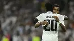 Pemain depan Real Madrid Vinicius Junior berselebrasi dengan Rodrygo setelah mencetak gol kedua timnya ke gawang Shakhtar Donetsk dalam matchday ketiga Grup F Liga Champions 2022/2023 di Santiago Bernabeu, Kamis dini hari WIB (6/10/2022). Real Madrid sukses menaklukkan tamunya Shakhtar Donetsk dengan skor 2-1. (Photo by JAVIER SORIANO / AFP)