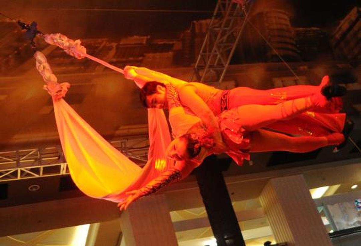 Pertunjukan sirkus di Grand Indonesia Shoping Town